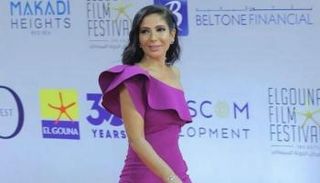 الممثلة المصرية منى زكي في مهرجان الجونة