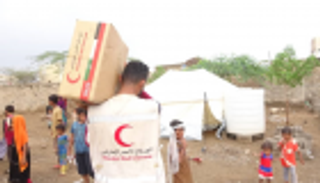 مساعدات إماراتية للناجين من القصف الحوثي بحيس اليمنية