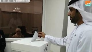 ناخب إماراتي يدلي بصوته في سفارة بلاده بالجزائر