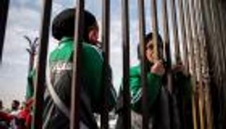 انتحار مشجعة يجبر إيران على حضور السيدات للمباريات