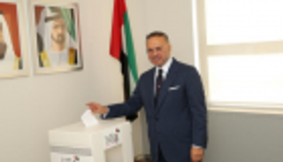 قرقاش يدلي بصوته في قنصلية الإمارات بنيويورك