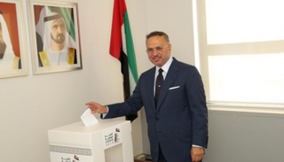 الدكتور أنور بن محمد قرقاش خلال الإدلاء بصوته