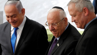 نتنياهو وجانتس والرئيس الإسرائيلي وسط الصورة - رويتز