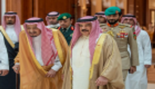 ملك البحرين: نقف على الدوام في خندق واحد مع السعودية