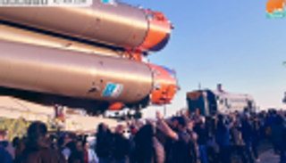 صاروخ الإطلاق "سويوز" يصل قاعدة بايكونور.. وسلطان النيادي في استقباله