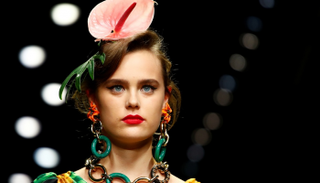 أزياء ربيعية مستوحاة من بيئة النباتات والحيوانات بالمناطق المدارية