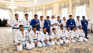 محمد بن زايد مع أبطال جوجيتسو