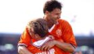 فان ديك يستلهم روح فان باستن لتسطير تاريخ جديد في حفل جوائز الأفضل