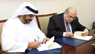 العقيد الدكتور محمد خميس العثمني والدكتور مصطفى الفقي أثناء التوقيع 