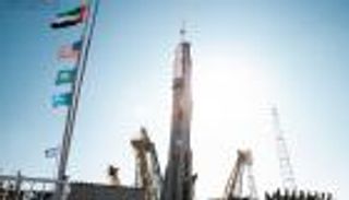 حلم أول رائد فضاء إماراتي يقترب.. تثبيت صاروخ "سويوز" على منصة الإطلاق