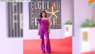 منى زكي تشيد بأغاني فيلم "لما بنتولد"