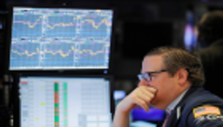 تجدد مخاوف التجارة يهبط بالأسهم الأمريكية عند الفتح