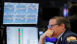 متعامل أثناء التداول في بورصة نيويورك - رويترز