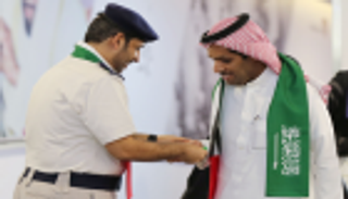 شرطة أبوظبي تستقبل السعوديين بالورود والهدايا