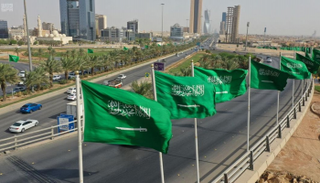 أعلام السعودية ترفرف في شوارع الرياض