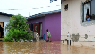 آثار عاصفة ممطرة تسبب فيها "كارين" 