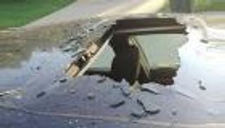 عبوة شامبو تتحول لقنبلة.. والضحية سقف سيارة