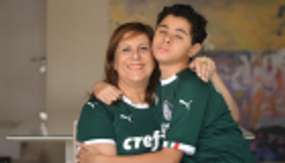 سيلفيا جريكو.. أم برازيلية تقودها إعاقة نجلها لجائزة أفضل مشجع