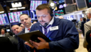 وول ستريت تغلق شبه مستقرة بفعل بيانات اقتصادية