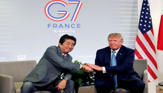 دونالد ترامب يصافح شينزو آبي- أرشيفية