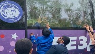 ابن رائد الفضاء الإماراتي هزاع المنصوري أثناء توديع والده