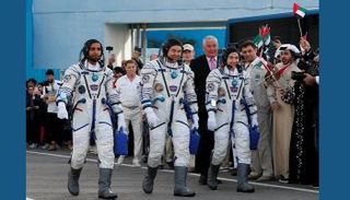 رائد الفضاء الإماراتي هزاع المنصوري ورفاقه يتوجهون إلى منصة الإطلاق  