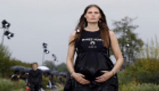 عارضات حوامل يشاركن في "أسبوع الموضة"