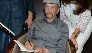نشر إسماعيل روايته الأولى بعنوان "كانت السماء زرقاء" عام 1970