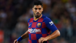 جماهير برشلونة تطارد سواريز بصافرات الاستهجان.. وبيكيه يرد