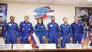 الإمارات تقتحم الفضاء.. والفنانون يحتفون بالحدث