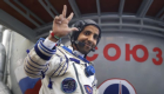 أبوظبي تبث رسالة تهنئة لوصول هزاع المنصوري لمحطة الفضاء الدولية