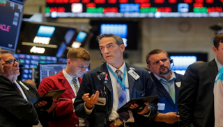 متعاملون أثناء التداول في بورصة نيويورك - رويترز