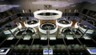 أسهم أوروبا تتجاوز المخاوف السياسية وتغلق مرتفعة