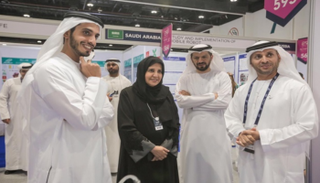 الدكتورة ميثاء بنت سالم الشامسي في جولة بأجنحة الدول المشاركة بالملتقى