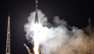 لحظة إطلاق المركبة سويوز إلى الفضاء