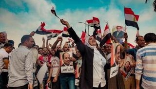 مصريون في استقبال السيسي لدى وصوله إلى القاهرة الجمعة