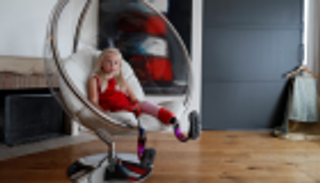 ديزي.. طفلة مبتورة الساقين تشارك في أسبوع الموضة بباريس