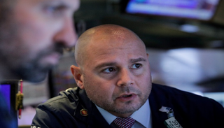 متعاملان أثناء التداول في بورصة نيويورك - رويترز