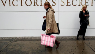 سيدتان أمام فرع لأحد المحال في نيويورك - رويترز