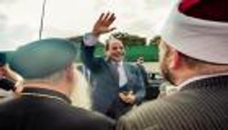 السيسي لحشود استقبلته بمطار القاهرة: مصر قوية بكم