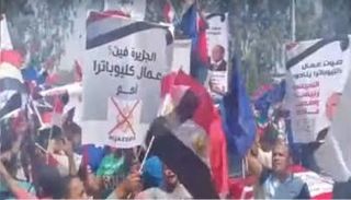 عمال سيراميكا كليوباترا خلال مسيرتهم لتأييد السيسي بالسويس