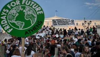طلاب يتظاهرون في مدن أوروبية من أجل المناخ