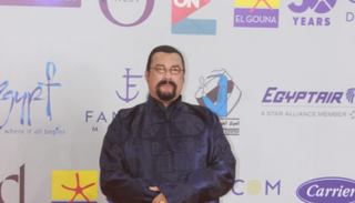 النجم العالمي ستيفن سيجال