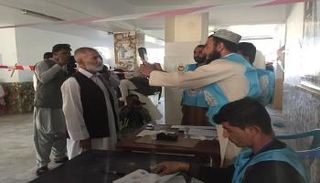  ناخب أفغاني أثناء التصويت 