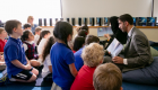 شما بنت سلطان والزيودي يقرآن كتابا عن التغير المناخي للأطفال بنيويورك