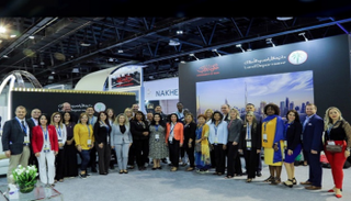 جانب من زيارة الوفد الأمريكي لجناح أراضي دبي