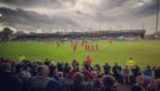 واقعة غريبة.. حكم يطرد جامعي الكرات بدوري الدرجة الخامسة الإنجليزي