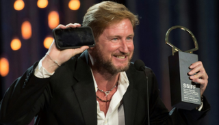 باكستون وينترز يتسلم جائزة الصدفة الذهبية