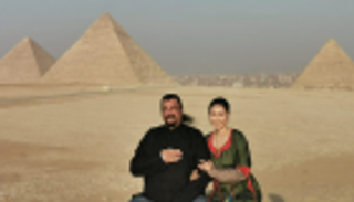 ستيفن سيجال يزور أهرامات الجيزة بمصر: صرح أثري وإعجاز بشري