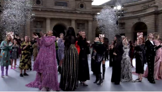 جانب من عرض أزياء "لوريال" الفرنسية بمشاركة نجمات الفن